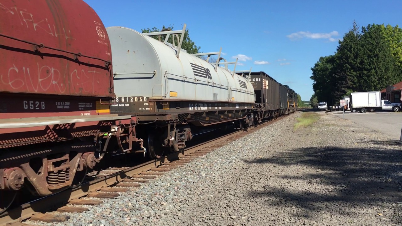 Norfolk Southern Manifest Train Passing Chesterton In With D9-40C