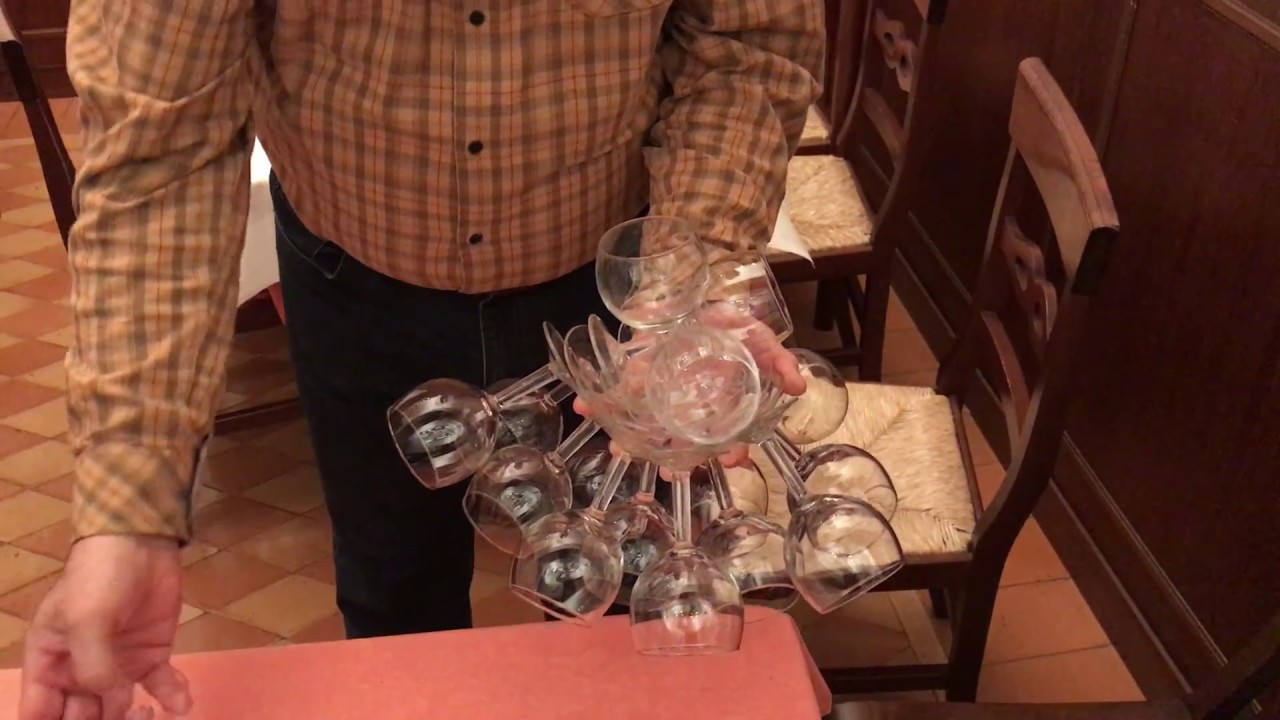 Comment Porter 21 Verres - SERVEUR/SERVEUSE