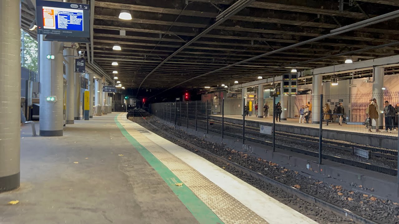 RER C  train going to Eiffel Tower Champ de Mars | Issy Val de Seine Gare to Champ de Mars