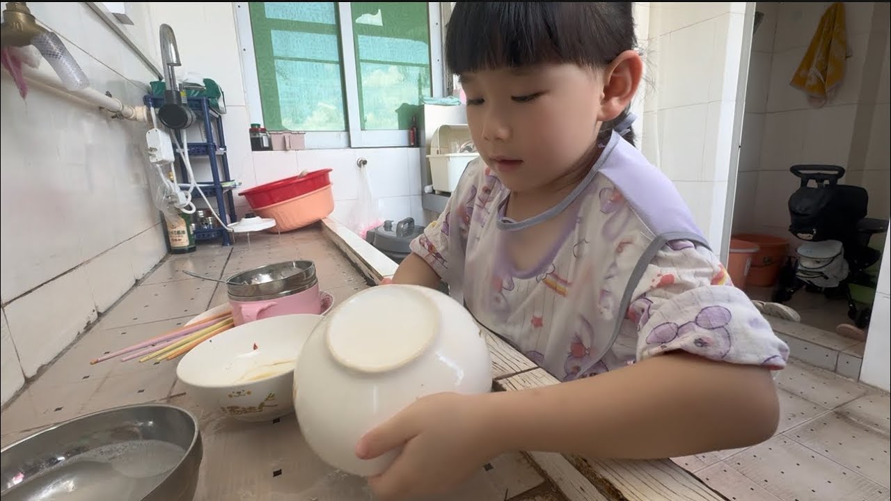 广西莫雨桐长大了，开始能帮妈妈干家务活了，她洗的碗干净了！