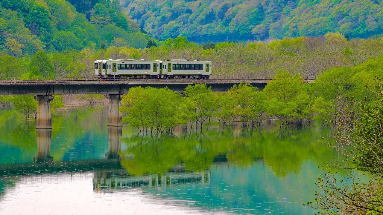 [4K UHD ]新緑の錦秋湖とJR北上線の絶景鉄道JR Kitakami Line over the Lake Kinshu