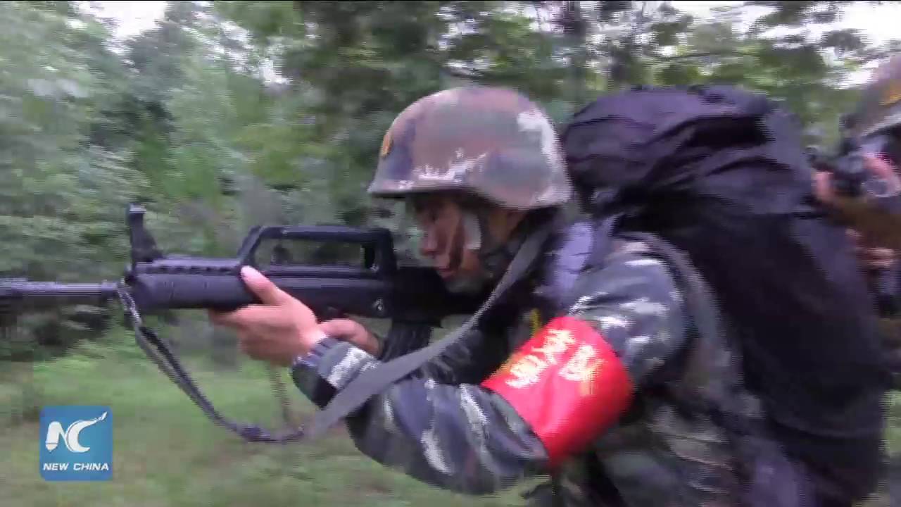 Soldiers undergo anti-terror training in C China