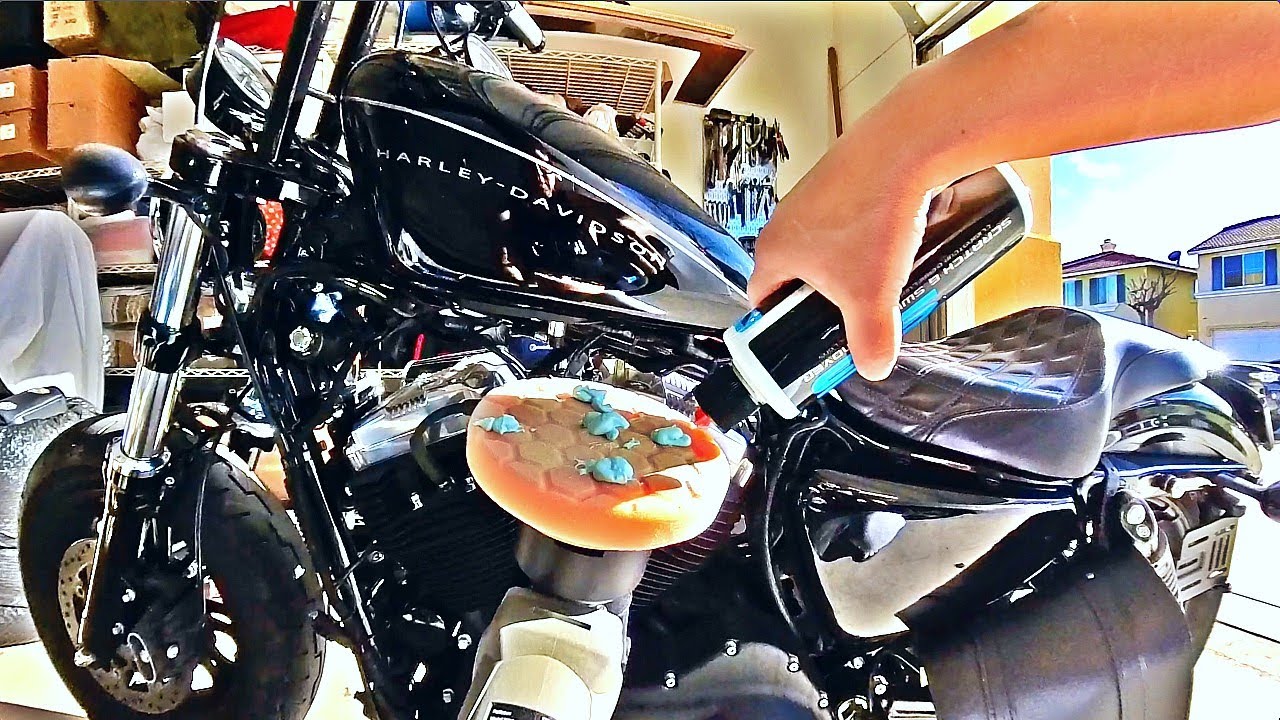 Polishing my Harley Fuel Tank using Chemical Guys VSS Scratch Remover and Hydroslick Ceramic Coating
