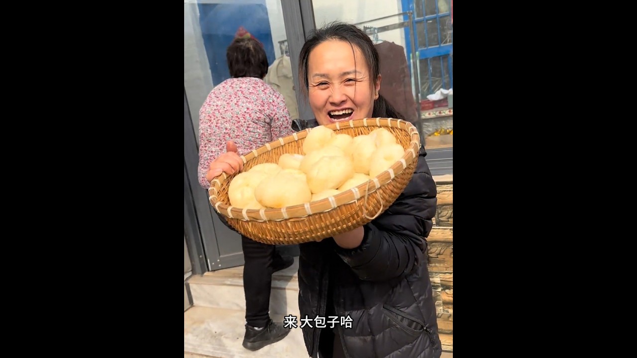 回家吃老妈蒸的菜馍她和婶子忙碌蒸菜馍却不让我动手满满的 宠溺太幸福啦#我的乡村生活 #我的日常 #菜馍
