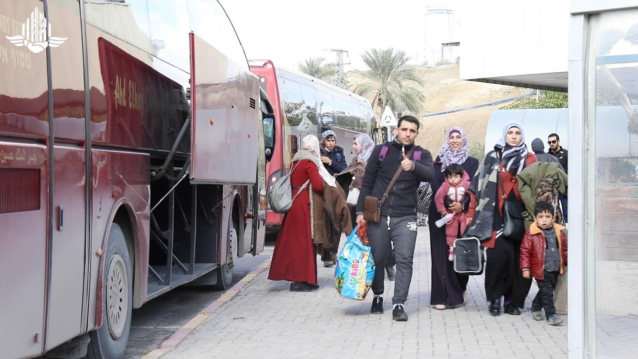 مغادرة الاف المعتمرين الفلسطينيين الى مكة المكرمة عن طريق جسر اللنبي