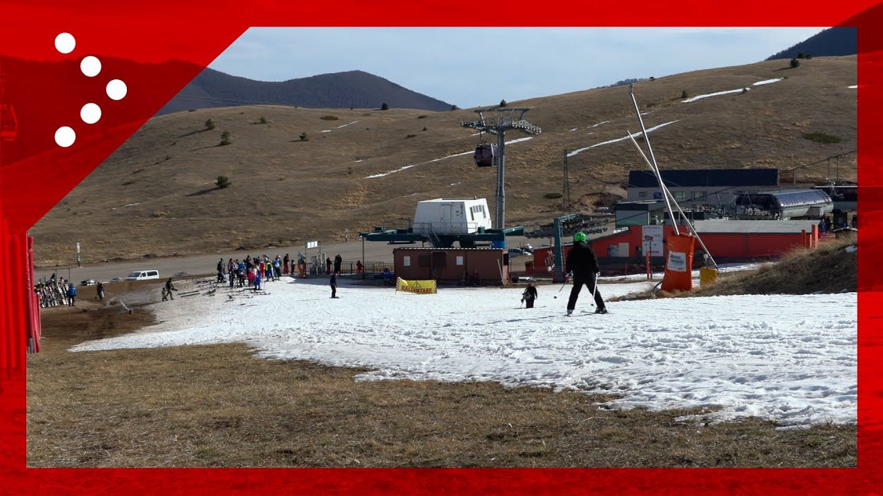 Roccaraso, le piste da sci appaiono come strisce bianche di neve artificiale