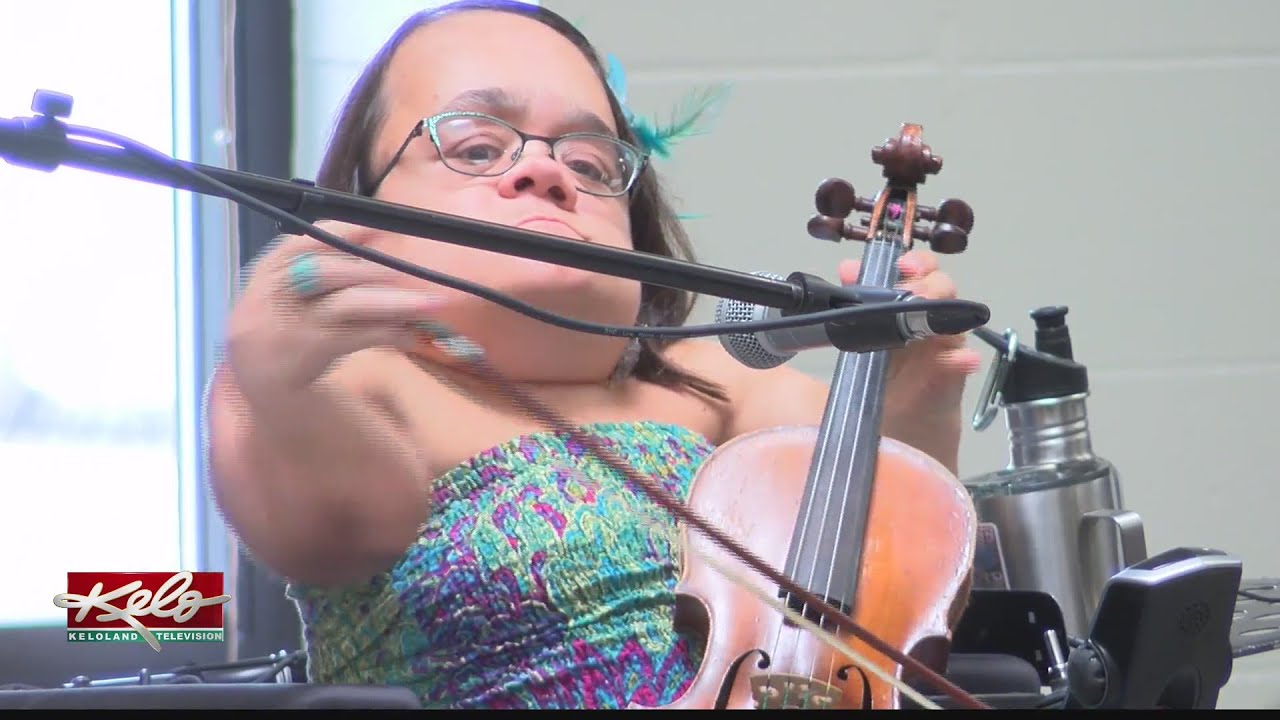 Violinist brings music, representation to people with disabilities