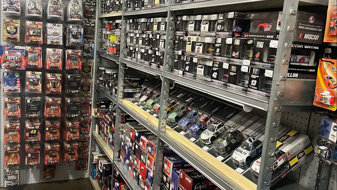 NASCAR Diecast Hunting at MASSIVE Antique Mall! Huge Diecast Hunt!