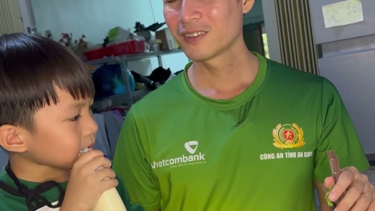 Con trai và bếp cùng cha khiếm thị tạo bất ngờ cho mẹ 