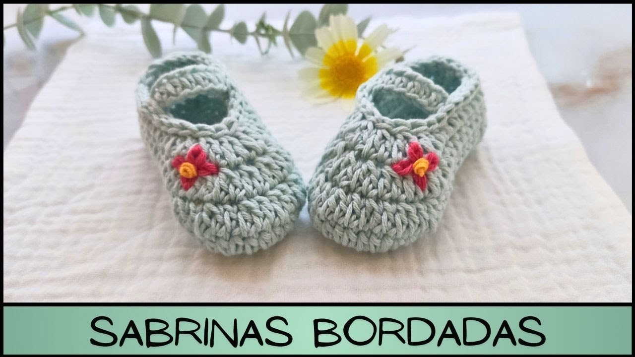 Sabrinas con Flor Bordada a CROCHET . Patucos Bebé.