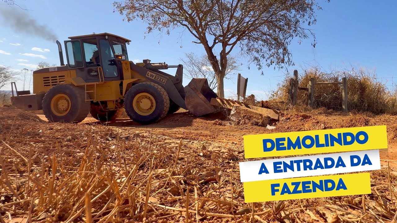 Demolindo a entrada da fazenda com a pá carregadeira. Hora de começar a ajeitar as coisas