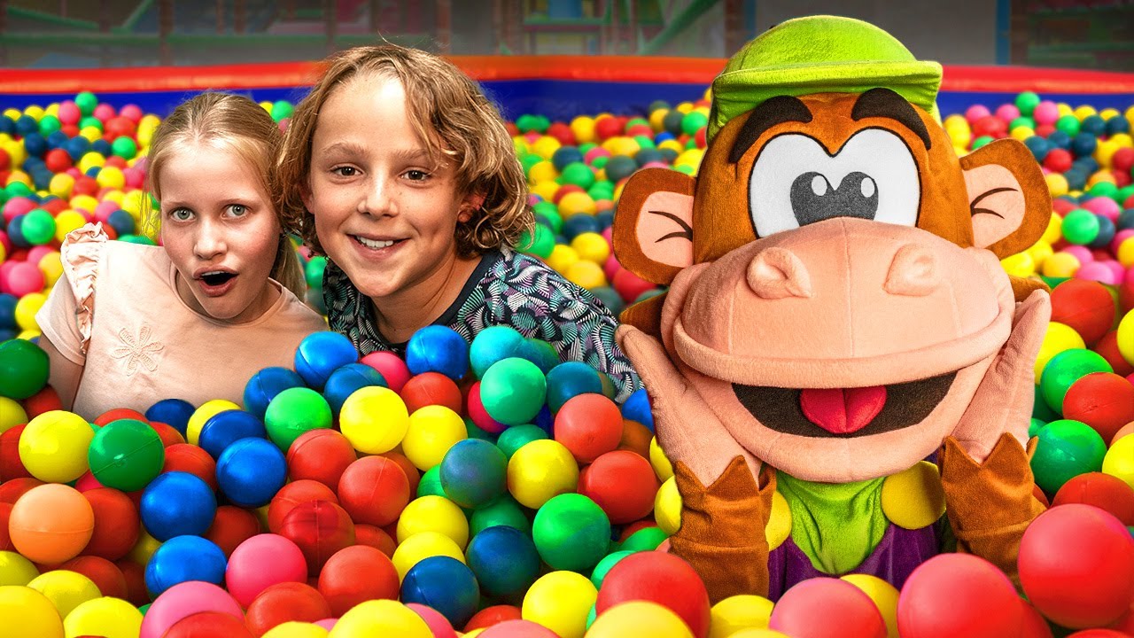 VERSTOPPERTJE IN MONKEY TOWN! | Monkey Kidz TV