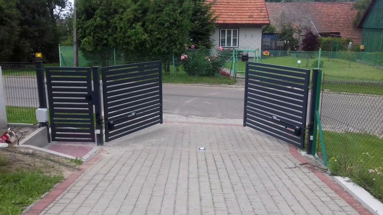 Prezentacja pracy napędu FAAC 414. Otwieranie bramy na zewnątrz