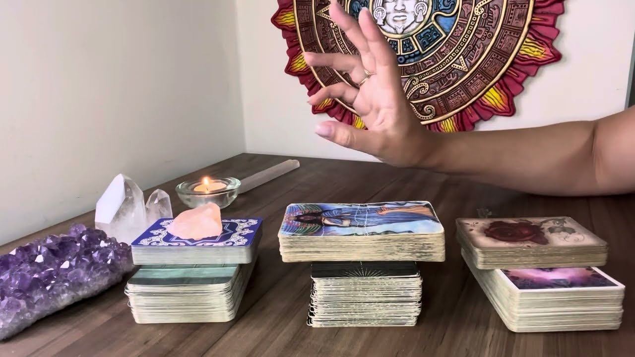O que se passa na MENTE e no CORAÇÃO dele/dela em relação a mim? ❤️ TAROT revelou 🔮✨