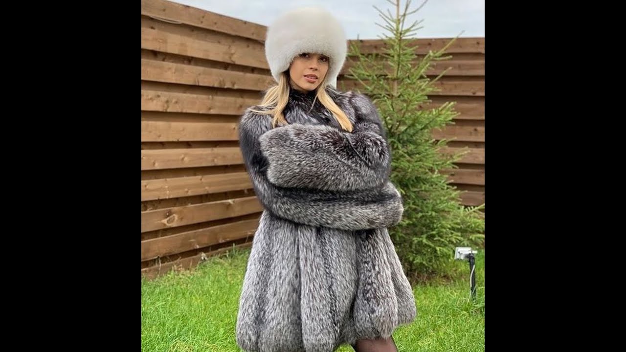 Women in silverfox furcoats 3