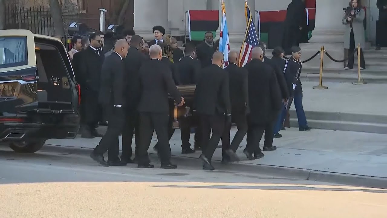Crowds of Chicago mourners pay respects to Jesse Jackson at start of cross-country memorial services