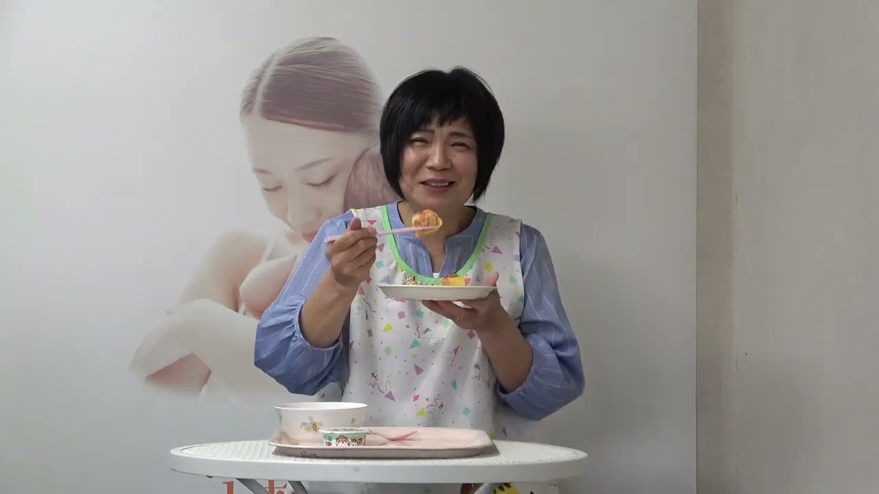 ともべ幼稚園　今日の給食（こいのぼりオムライス）を食べる