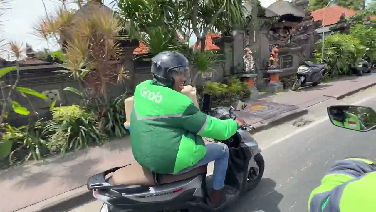 Bali stunning Padel courts and small Chat on Gojek!