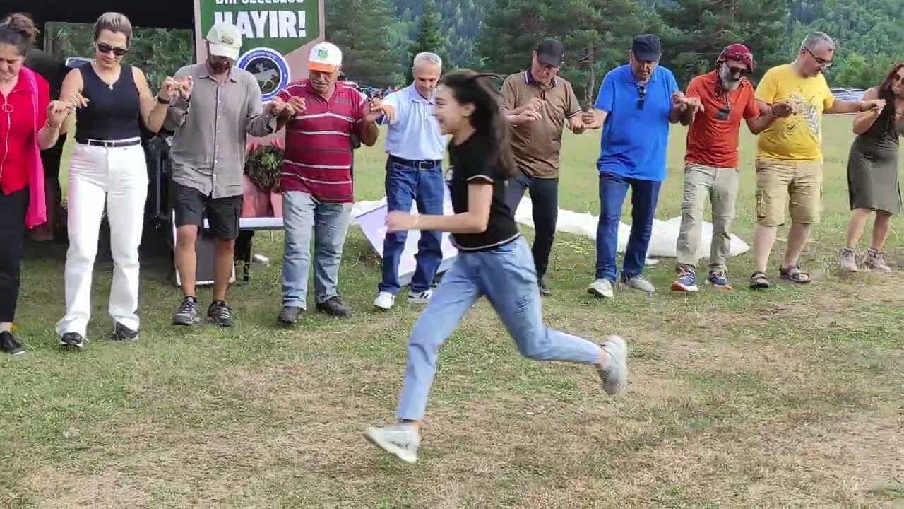 6 akordiyon ustası birlikte çalıp söylediler, izleyicileri oynattılar. 2. Şavşat K. S. Şenliği