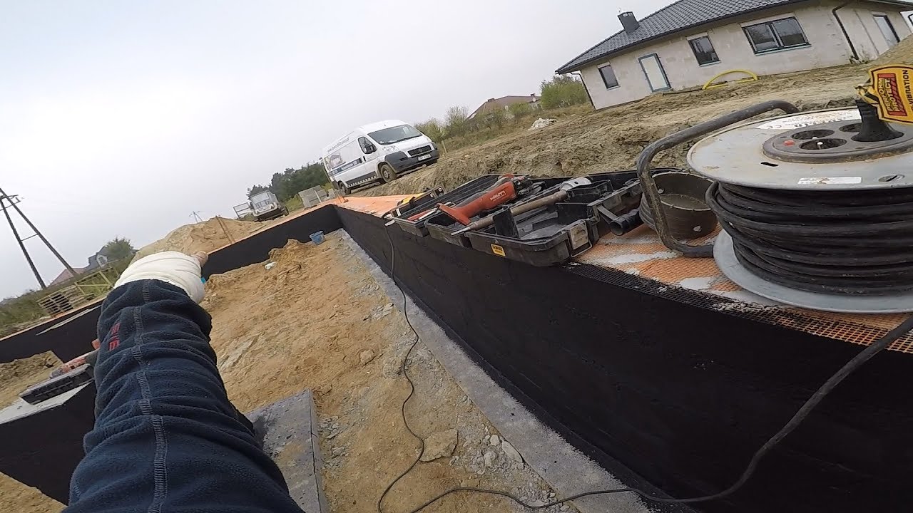 Jak zaizolować ściany fundamentowe? Przepust na kabel elektr. Sam zbuduj swój dom.