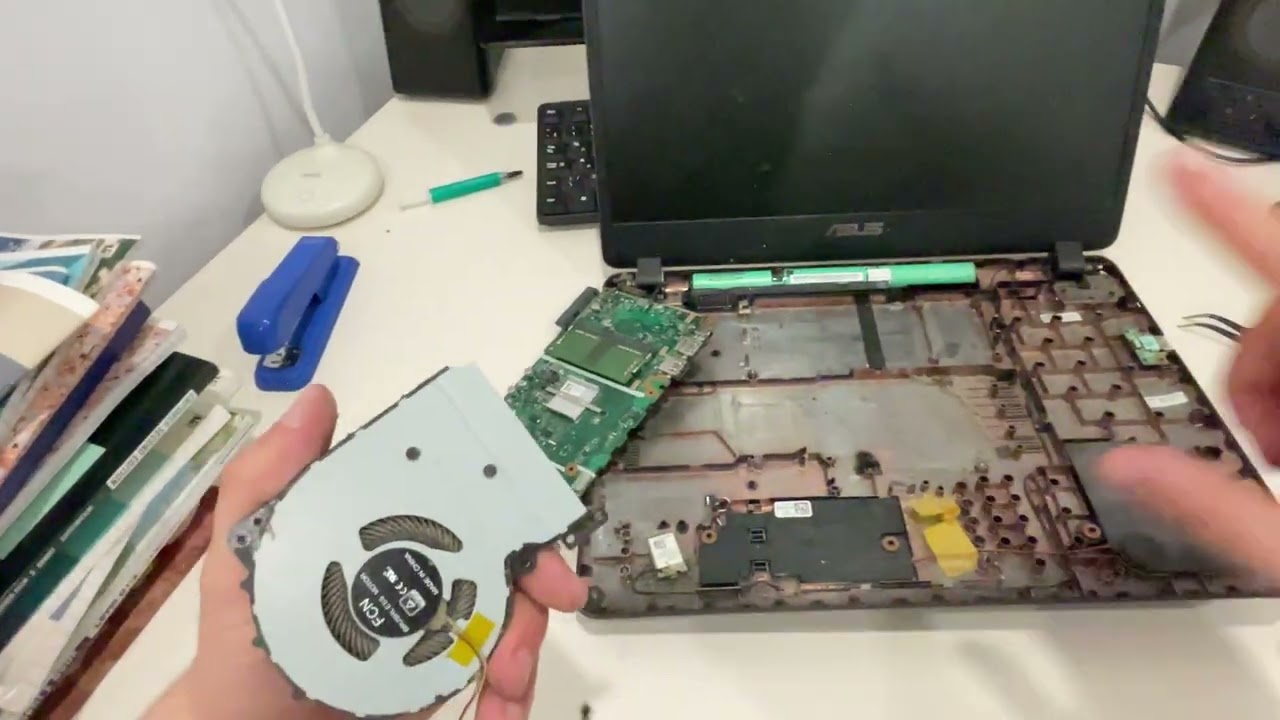 „Așa arată un laptop NEÎNGRIJIT ani de zile… Transformarea e incredibilă!”  😲🤯