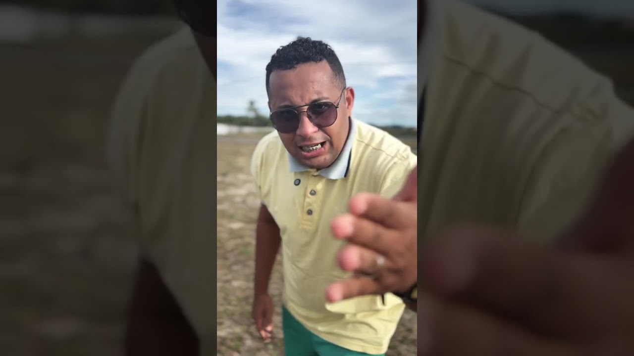 TEM UMA PESSOA QUE DEITA COM VOCÊ NA CAMA!￼