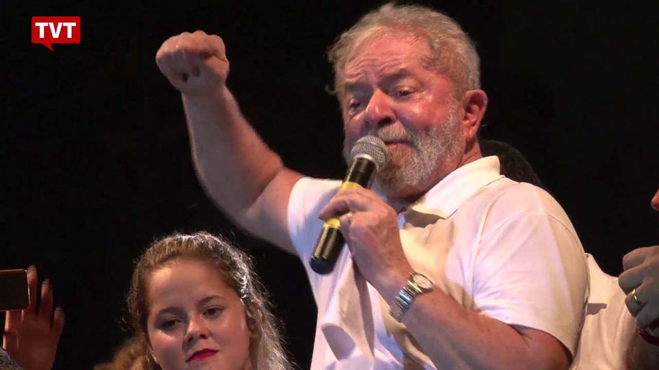 Multidão se emociona com discurso de Lula em ato no Rio de Janeiro