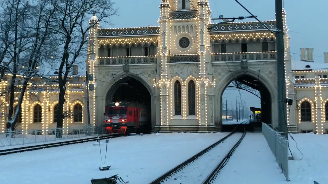 Отправление электропоезда ЭТ2М-051 со станции Новый Петергоф, г. Санкт-Петербург.