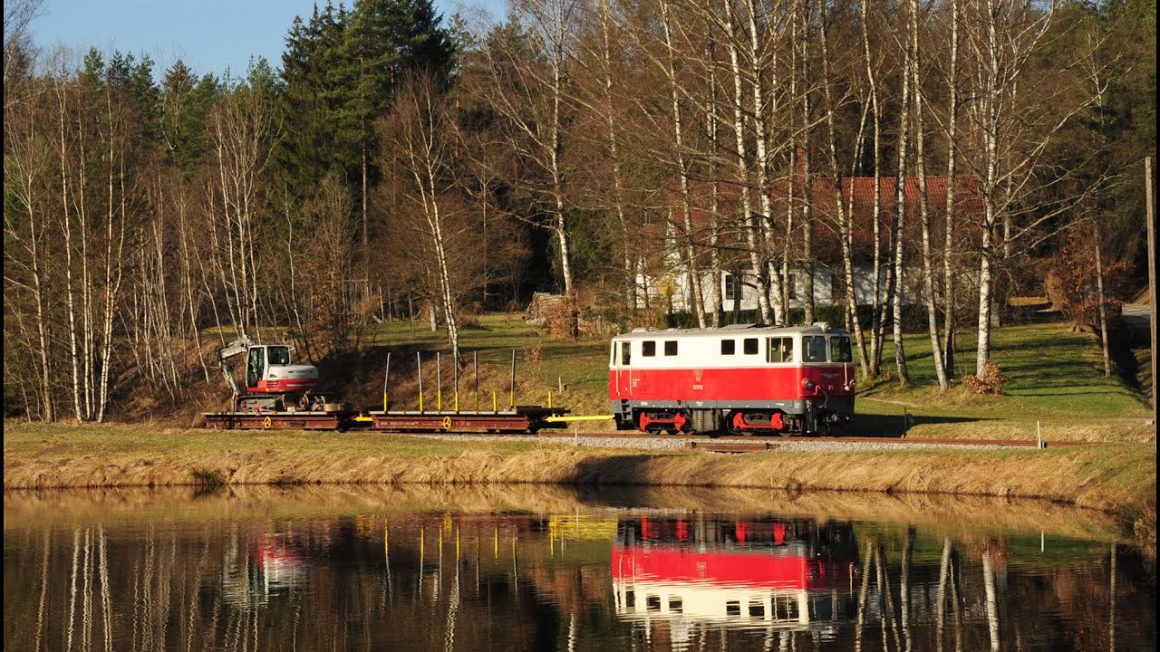 NÖVOG V5 (ehemalig ÖBB 2095.05) Bauzug mit Rollwagen und Bagger von Gmünd nach Litschau 31. 3. 2021