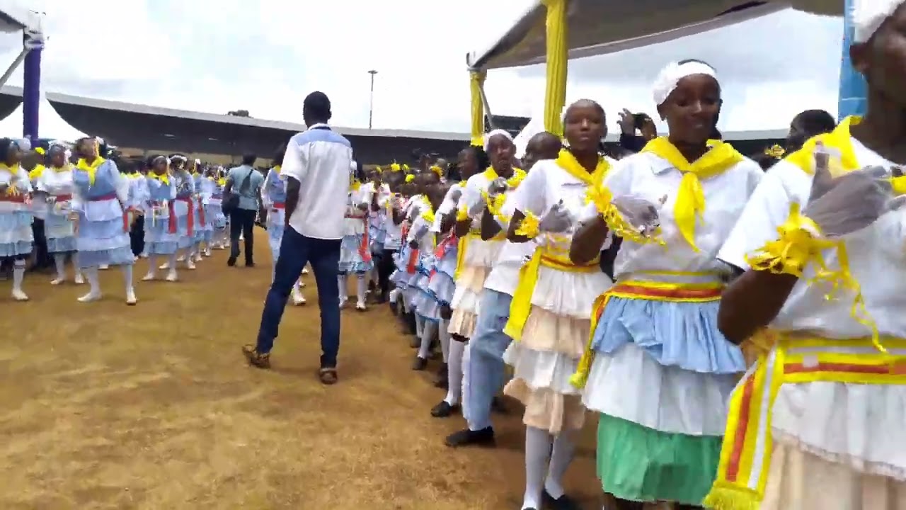 Watoto wa kipapa Jimbo la Meru wavunja rekodi walipo cheza wimbo wa shukrani.