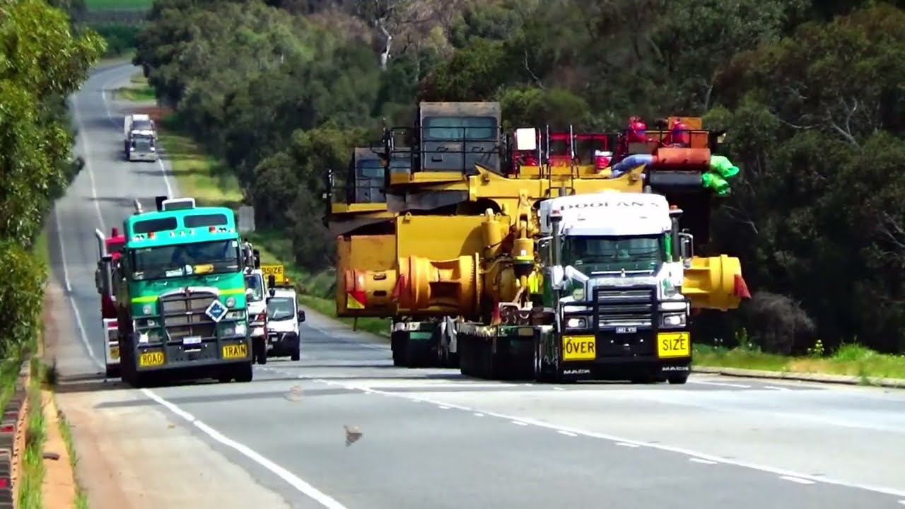🚛. Doolan's Heavy Haulage moving two CAT 793F Mining dump trucks. As videoed in three parts. Part 2.