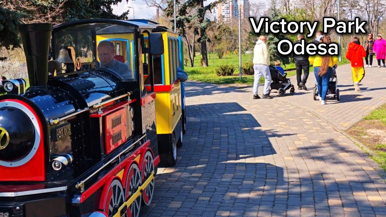 Peaceful Walk in Victory Park, Odesa 🇺🇦 | Spring Atmosphere, Lake Bridges & City Life 4K
