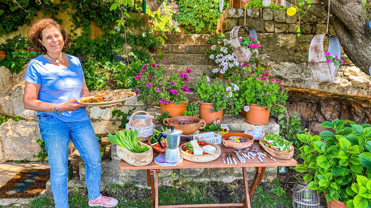 LIVE: “La Maison du Bonheur”. Guesthouse in Deir el Qamar. Breakfast with a View!