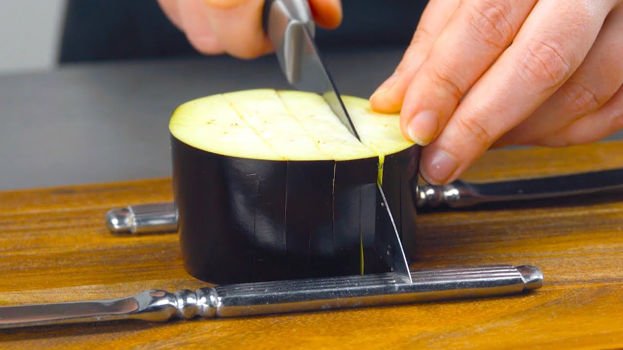 Schneide Aubergine 8-mal ein und ziehe sie auseinander! Das sind 2 extrem leckere Gemüserezepte
