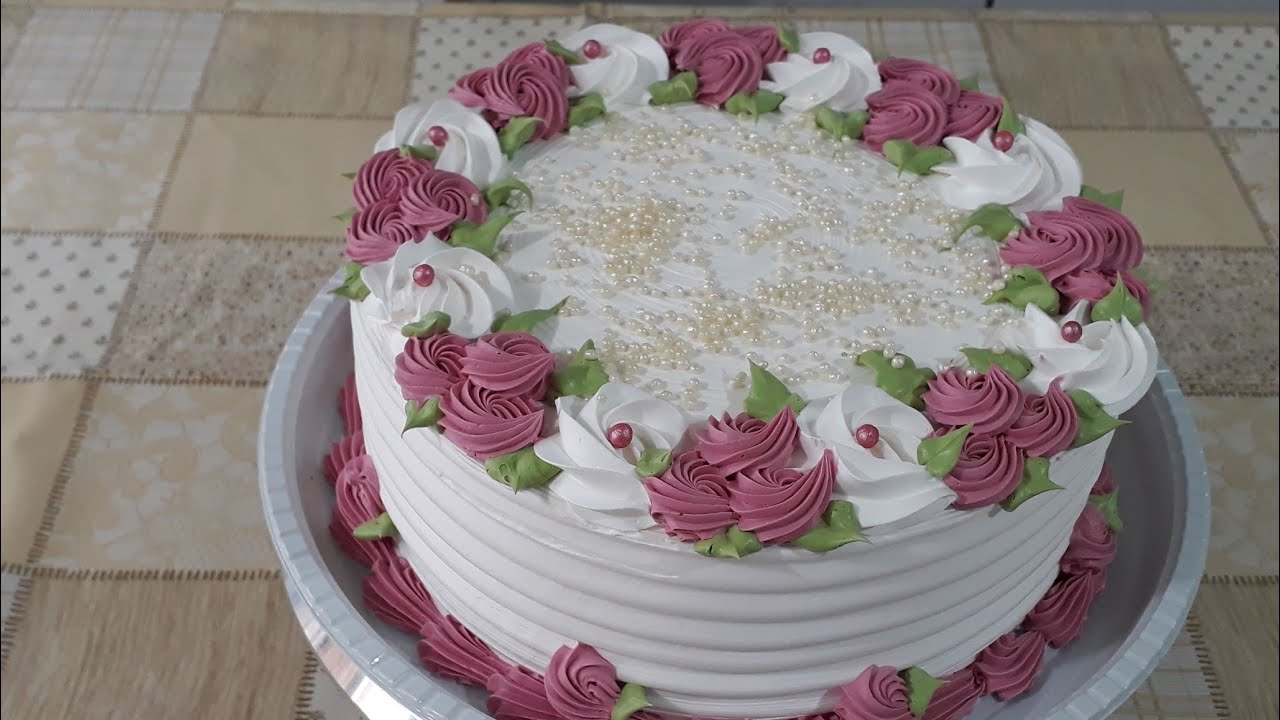 DECORAÇÃO EM CHANTILLY MAIS UM BOLO FEMININO