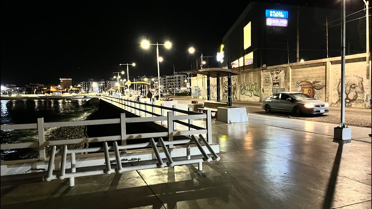 Caminando en el malec&oacute;n costero del puerto de ILO