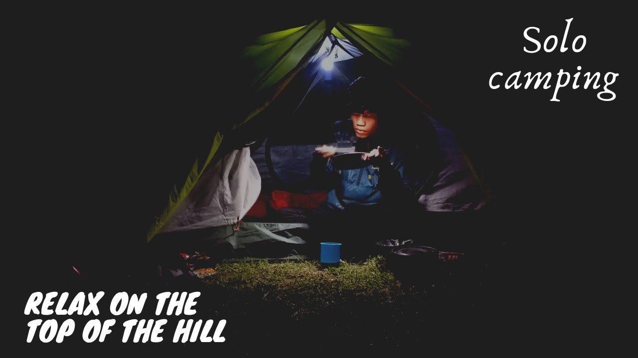 Solo Camping nyantai di Puncak bukit. Roti panggang dan kopi