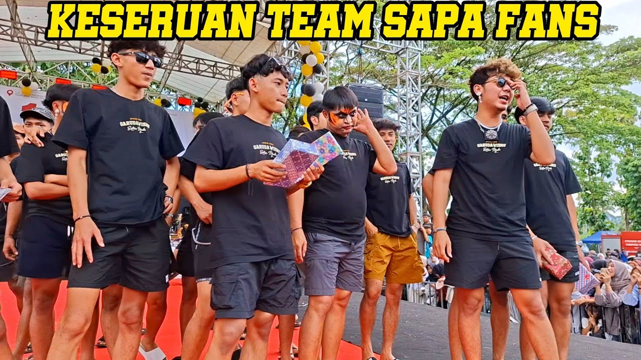 Волнение команды приветствует болельщиков