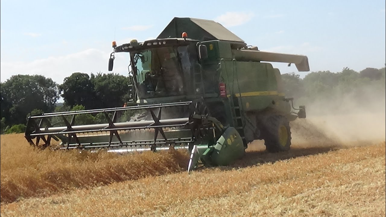 Harvest 2022 - Combining Peas with John Deere W550 and 2 John Deeres