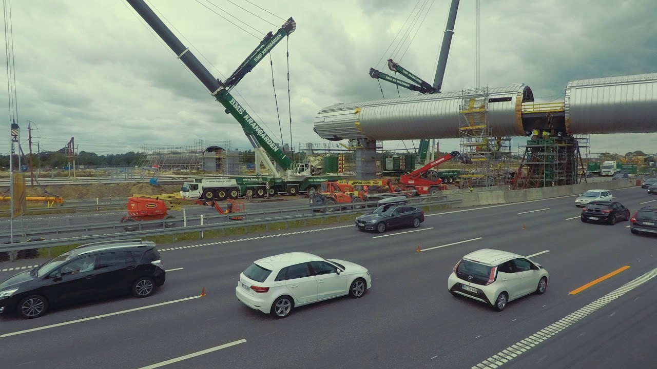 Montage af broelement fire på Køge Nord Station