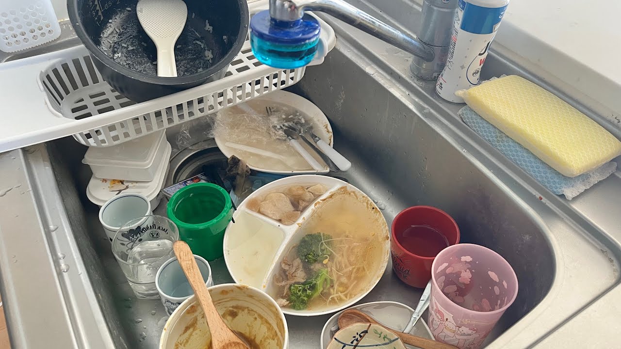 静かな昼間のシンク　溜まった洗い物の生活音