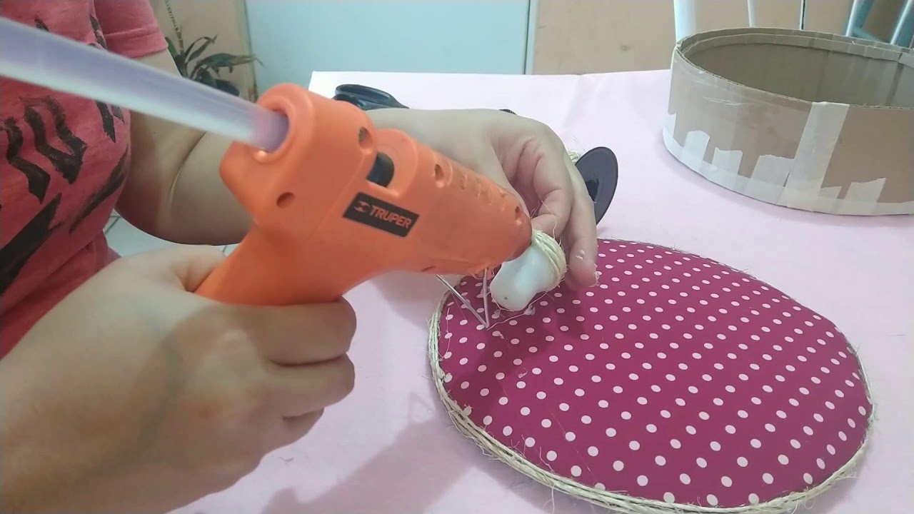 Tortillero reciclando cartón