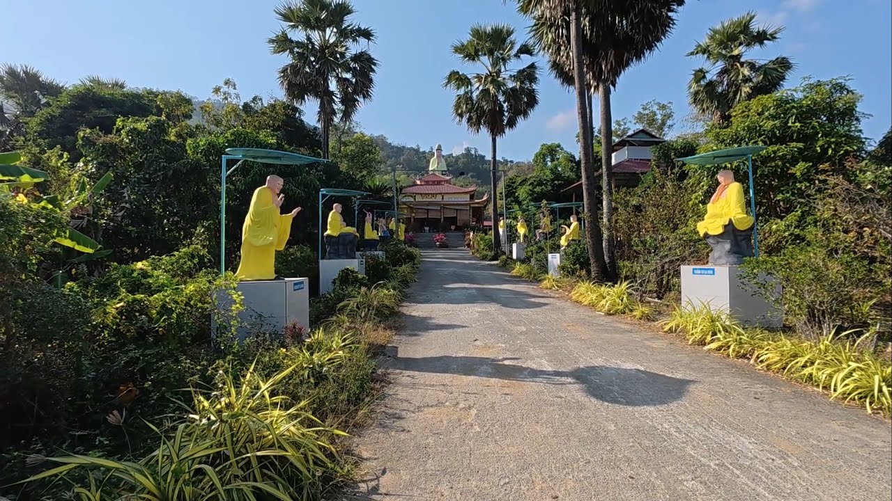 Ngôi chùa có nhiều tượng la hán rất đẹp 
