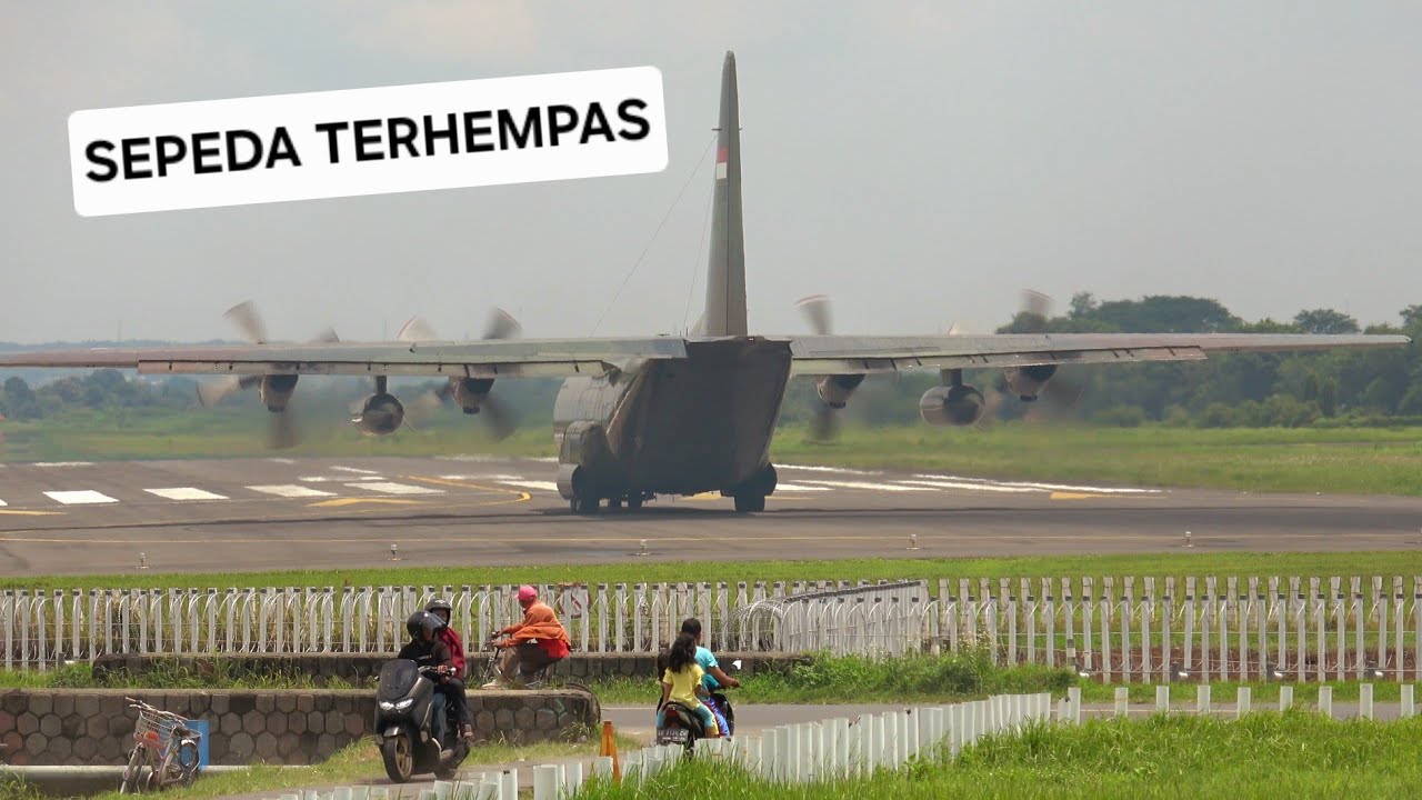 Pengendara Sampai Terhempas!!? Detik Detik Pesawat Hercules Take Off Di Pinggir Jalan Raya