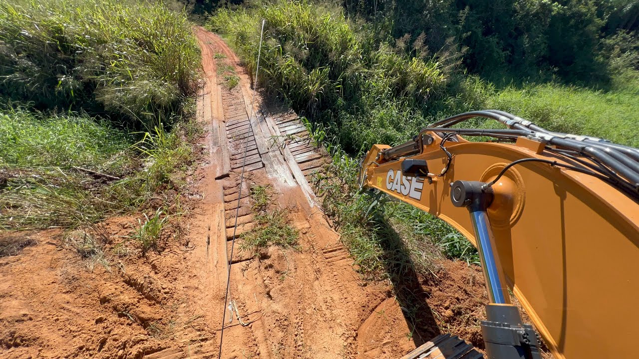 ARRANCANDO PONTE VELHA✅ deu bastante madeira 🪵 escavadeira hidráulica ( 2 ) 