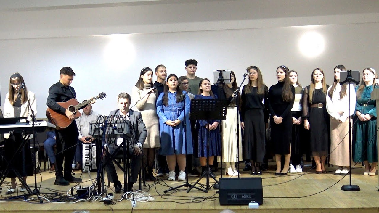 Un grup de tineri de la Biserica Penticostală URIU B.N.