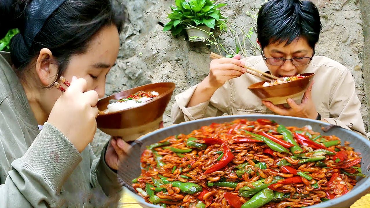 2斤野生虾，竟得到苗大姐的夸奖，放一些二荆条，太过瘾了！【湘西九九美食】
