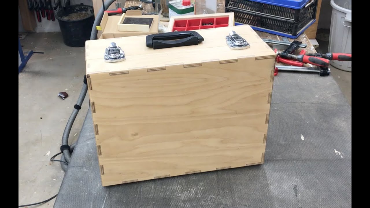 025 Einen Aktenkoffer mit Schaumstoff-Einsatz fräsen. Mill a sample case with foam insert