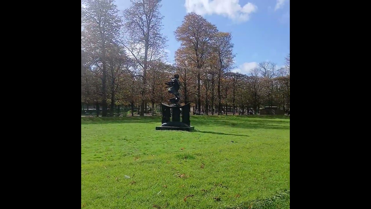Statue de Barbara Chase Riboud au cœur du Jardin des Tuileries,  4 Octobre