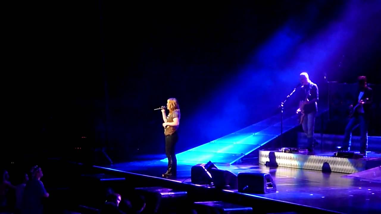Kelly Clarkson - Cry @ Acer Arena 17 April 2010